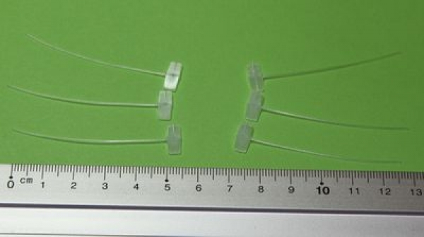 6 Stück Schnurrhaare aus Kunststoff weiß halbtransparent ca. 5 cm